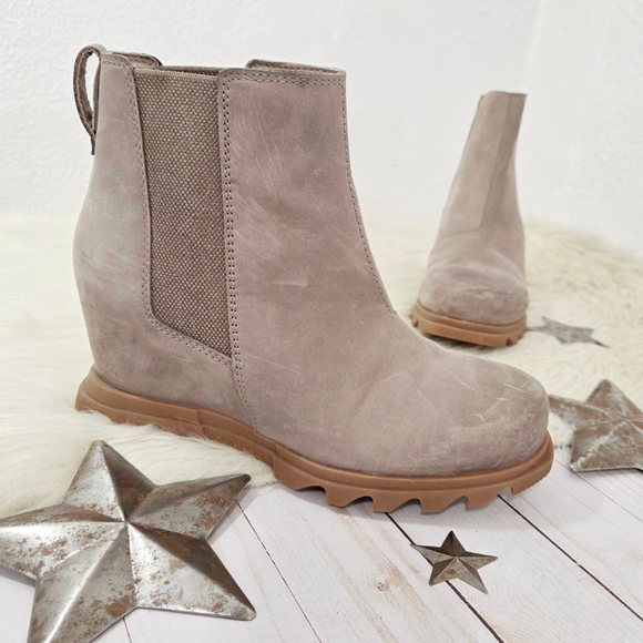 Sorel Joan of Arctic III Chelsea ankle boots wedge heel taupe tan women's size 8